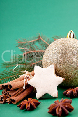Festliche Weihnachtsdekoration mit Zimt, Anis, Nüssen und Gebä