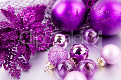 Festlicher Weihnachtsschmuck mit Lila Christbaumkugeln auf silbe