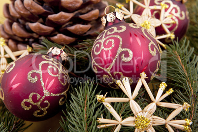 Festlicher Christbaumschmuck mit roten Weihnachtskugeln auf grü