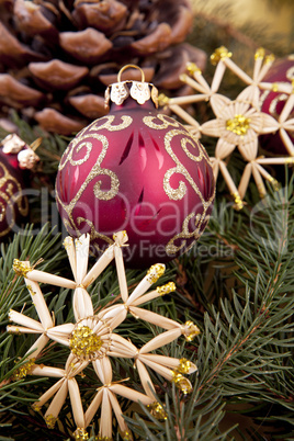 Festlicher Christbaumschmuck mit roten Weihnachtskugeln auf grü