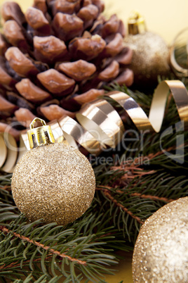 Festlicher Christbaumschmuck mit Weihnachtlichen Kugeln auf grü