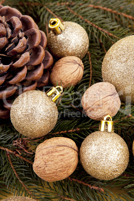 Festlicher Christbaumschmuck mit Weihnachtlichen Kugeln auf grü