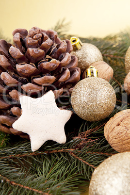 Festlicher Christbaumschmuck mit Weihnachtlichen Kugeln auf grü