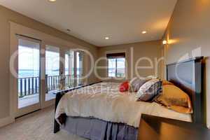 Bedroom with water view and beuge walls.