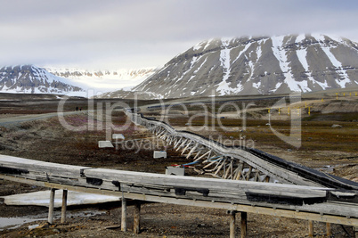 Spitzbergen, überirdische Versorgungsleitungen