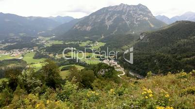 Ruine Ehrenberg mit Blick in den Talkessel Reutte