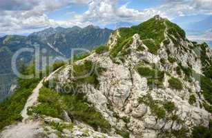 Wanderweg und Berglandschaft