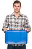 Junger Mann mit einer blauen Box