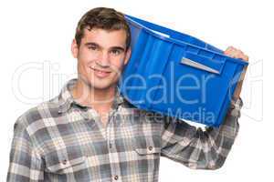 Junger Mann mit einer blauen Box