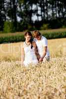 Glückliches verliebtes paar im kornfeld im Sommer im freien