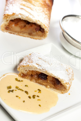 Apfelstrudel mit Vanillesoße