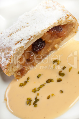 Apfelstrudel mit Vanillesoße