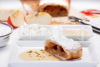 Apfelstrudel mit Vanillesoße