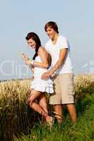 Glückliches verliebtes paar im kornfeld im Sommer im freien