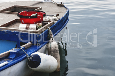 Fischerboot mit Fendern