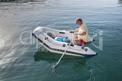 Mann im Schlauchboot