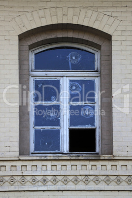 Zerschossenes Fenster im Bahnhof Lügde