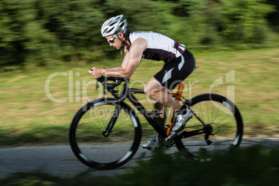 Triathlet auf dem Fahrrad