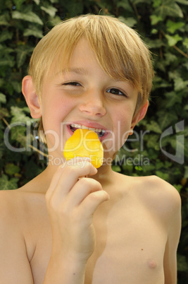 Junge mit Eis