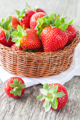 Erdbeeren im Korb / strawberries in a basket