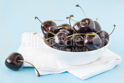 frische Kirschen in Schale / fresh cherries in a bowl