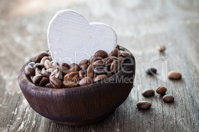Kaffeebohnen in Schale / coffee beans in a wooden bowl