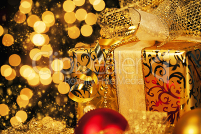 weihnachtsgeschenk in goldenem licht