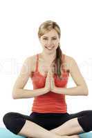 glückliche junge frau beim yoga