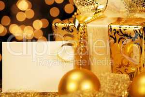 goldenes weihnachtsgeschenk mit geschenk karte
