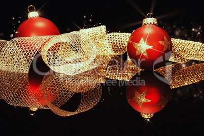 rote christbaumkugeln mit goldenem metallband