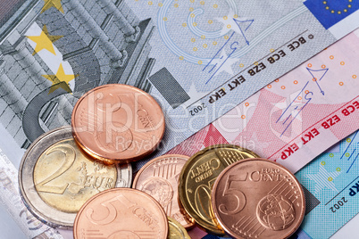 Euromünzen und Geldschein