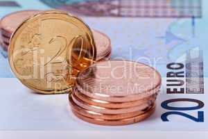 Euromünzen auf Geldschein
