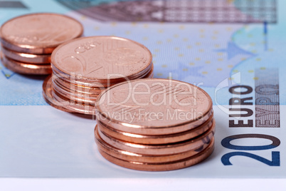 Euromünzen auf Geldschein