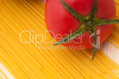 fresh tomato and spaghetti pasta