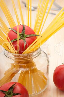 fresh tomato and spaghetti pasta