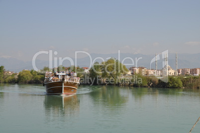 Schiff auf dem Manavgat, Türkei