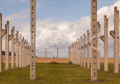 Säulen aus Beton stehen in der Landschaft
