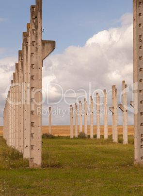 Säulen aus Beton stehen in der Landschaft