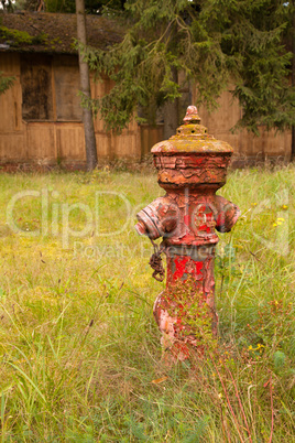 Die rote Farbe blättert von dem Hydranten ab