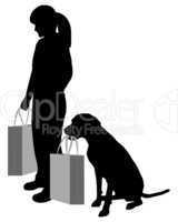 Frau und Hund beim Einkaufen