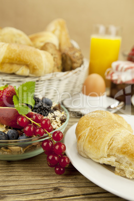 französisches Frühstück mit croissant, Saft und marmelade auf