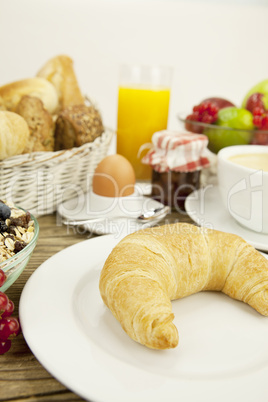 französisches Frühstück mit croissant, Saft und marmelade auf