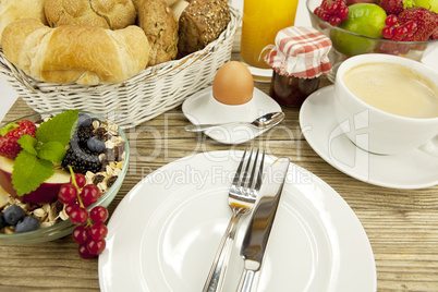 französisches Frühstück mit croissant, Saft und marmelade auf