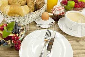 französisches Frühstück mit croissant, Saft und marmelade auf