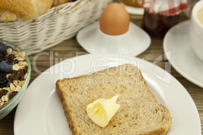 französisches Frühstück mit croissant, Saft und marmelade auf