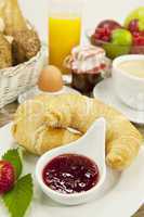 französisches Frühstück mit croissant, Saft und marmelade auf