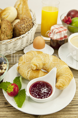 französisches Frühstück mit croissant, Saft und marmelade auf