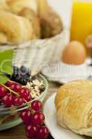 französisches Frühstück mit croissant, Saft und marmelade auf