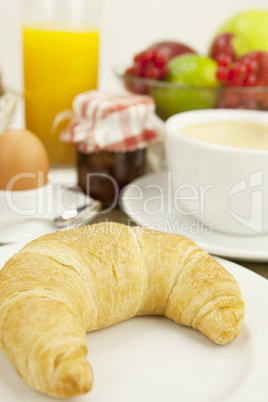 französisches Frühstück mit croissant, Saft und marmelade auf