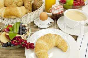 französisches Frühstück mit croissant, Saft und marmelade auf